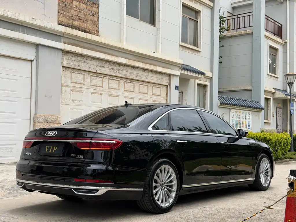 Audi A8 — фото 9