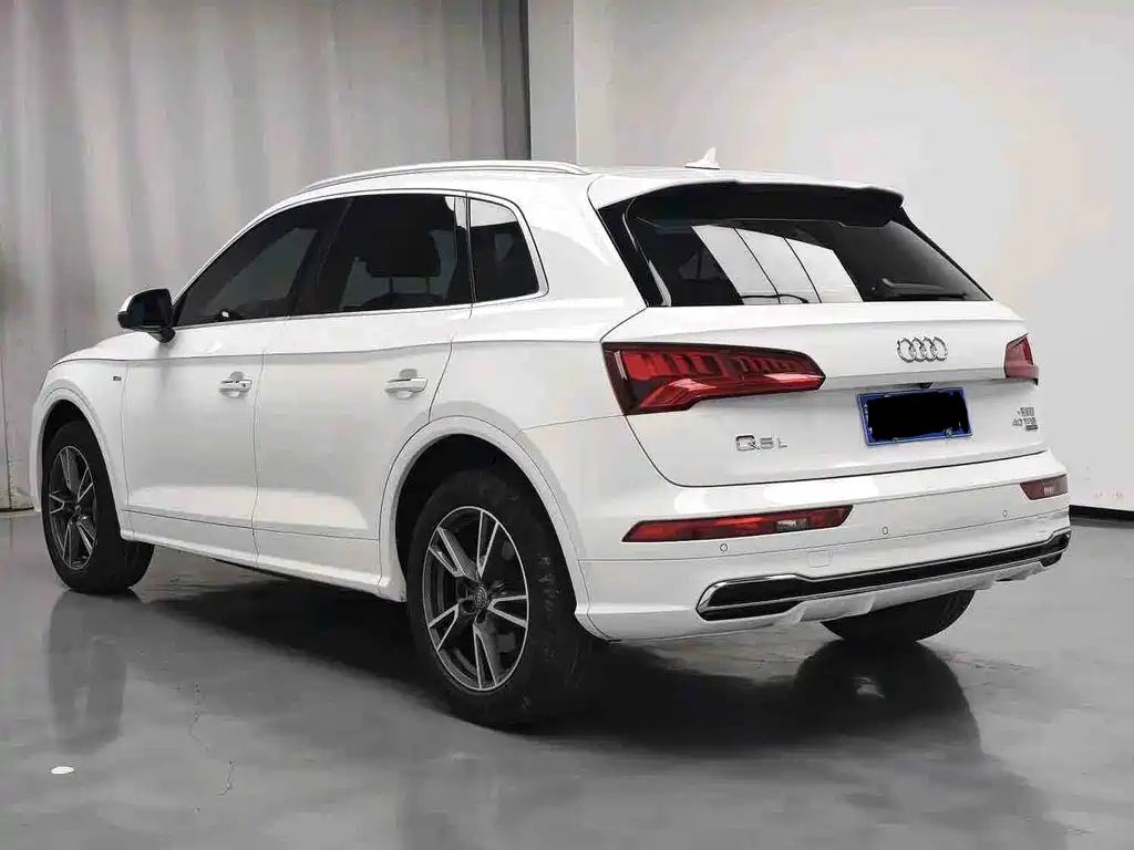 Audi Q5L — фото 9
