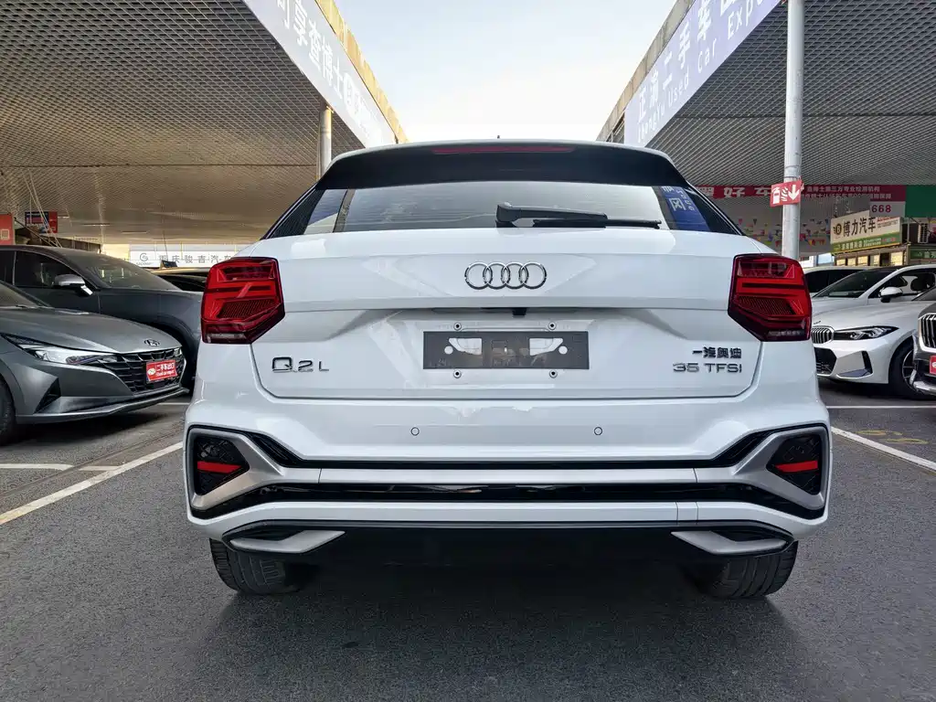 Audi Q2L — фото 6