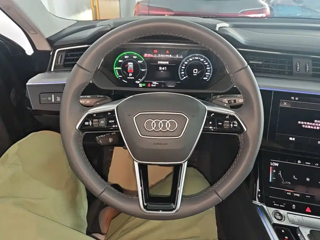 Audi e-tron — фото 11