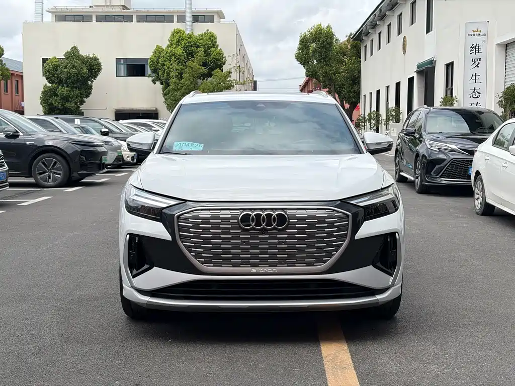 Audi Q4 e-tron — фото 2