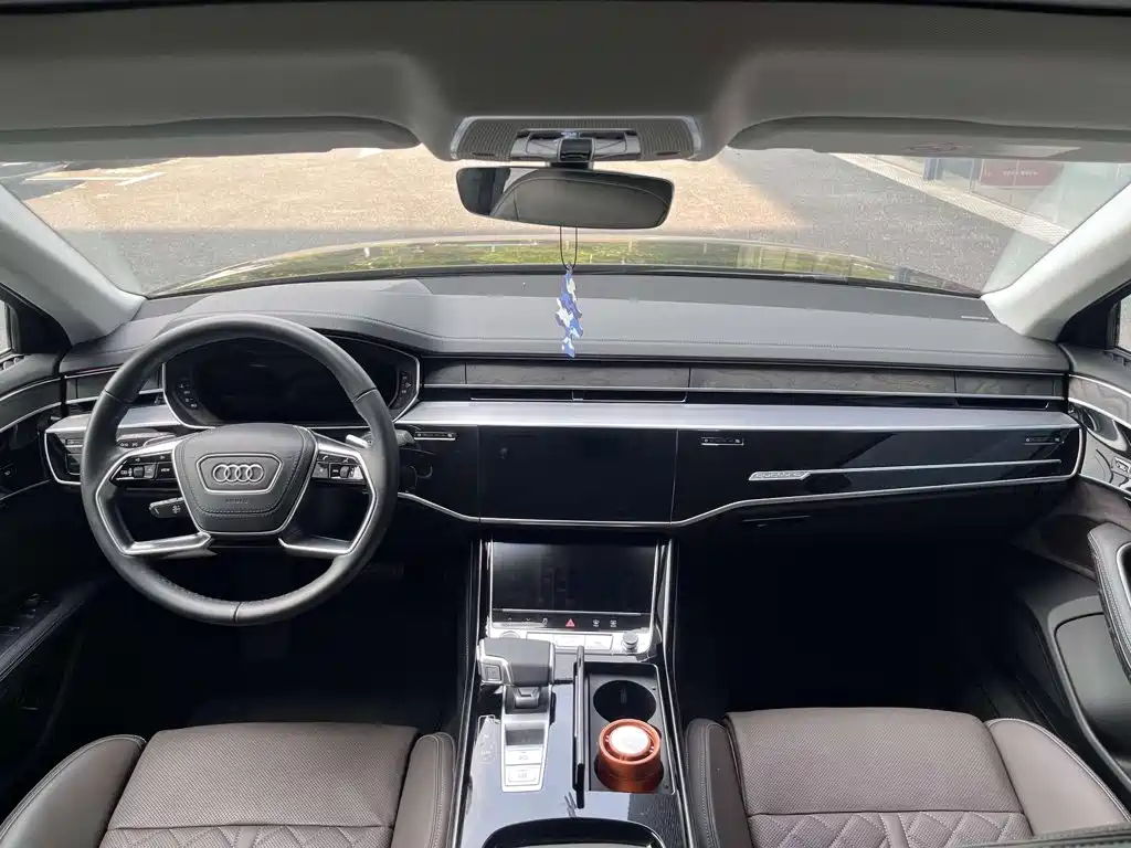 Audi A8 — фото 6