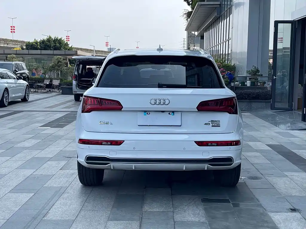 Audi Q5L — фото 23