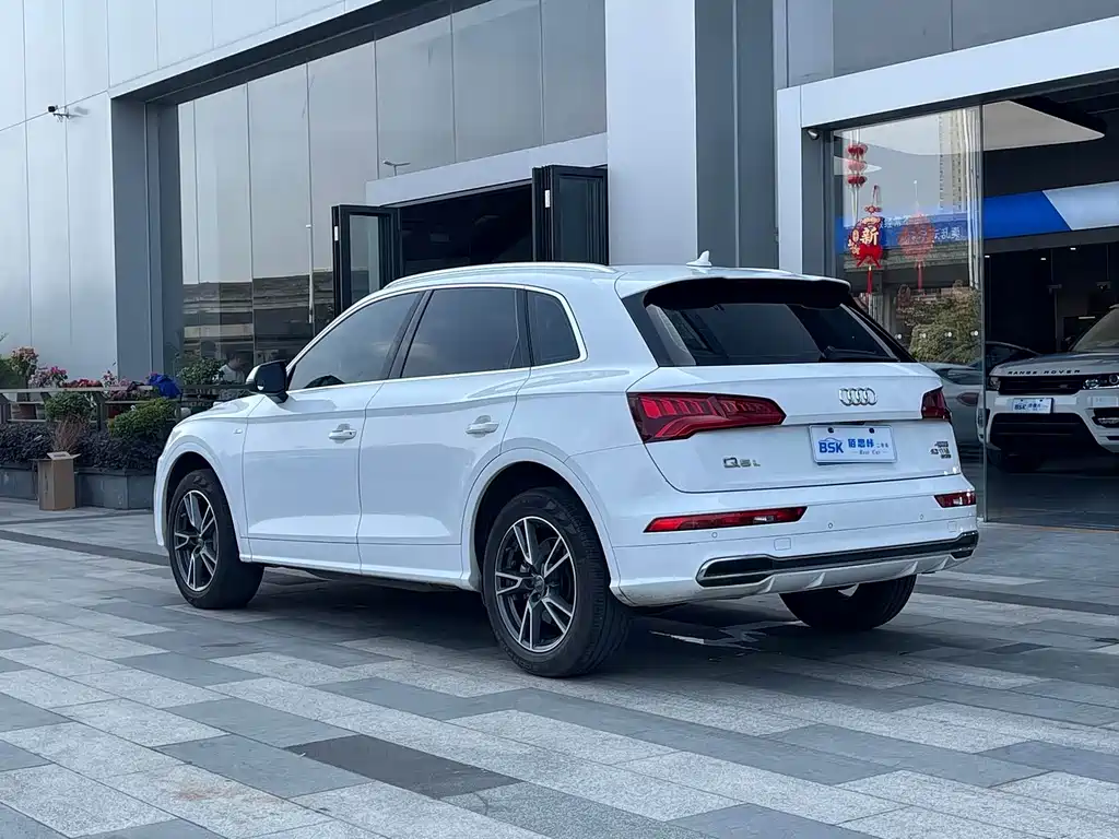 Audi Q5L — фото 6