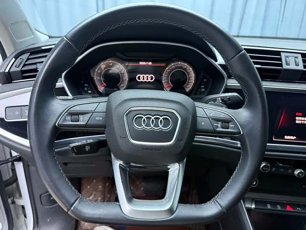Audi Q3 — фото 15