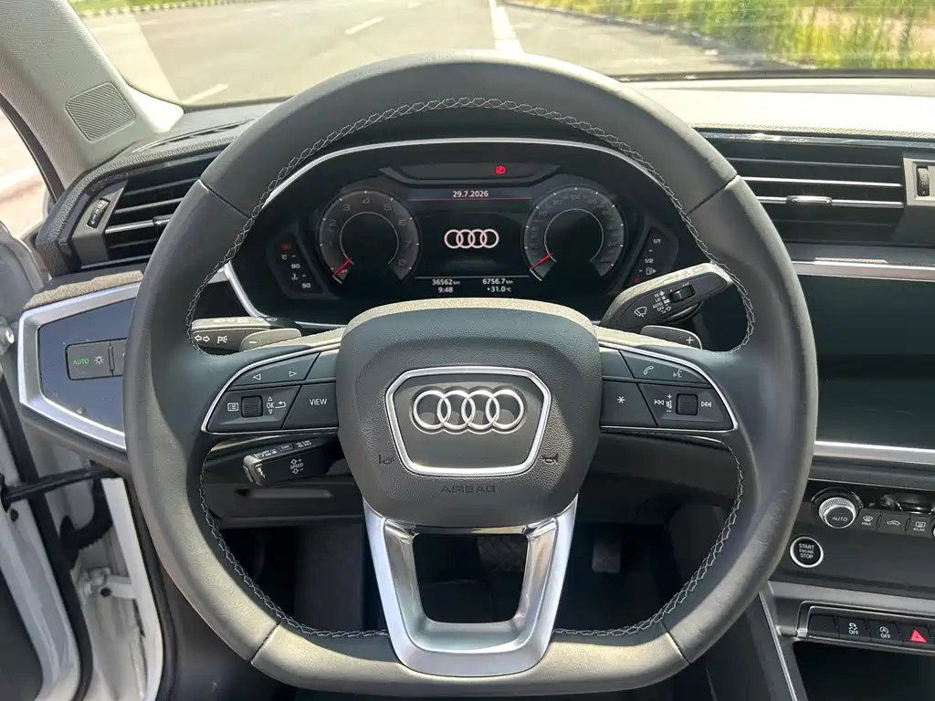 Audi Q3 — фото 11