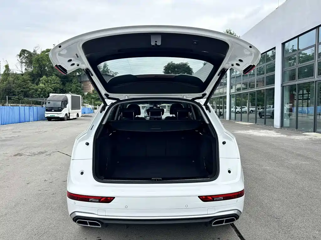 Audi Q5L — фото 13