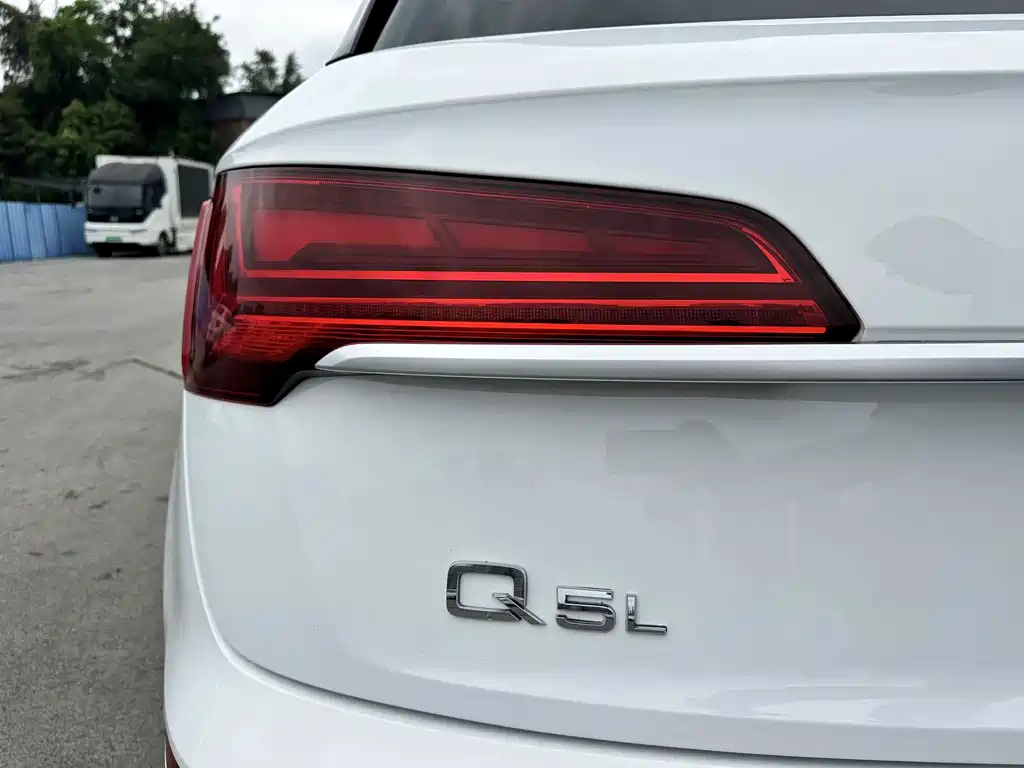 Audi Q5L — фото 14