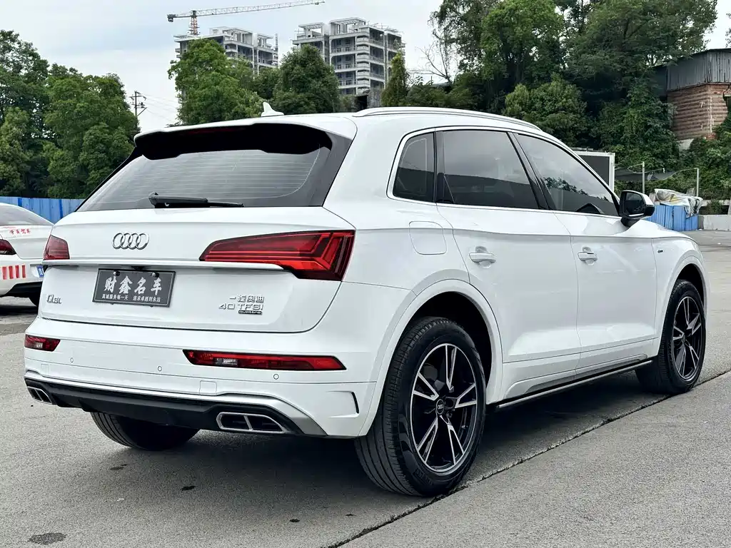 Audi Q5L — фото 9