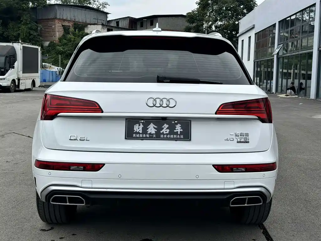 Audi Q5L — фото 10