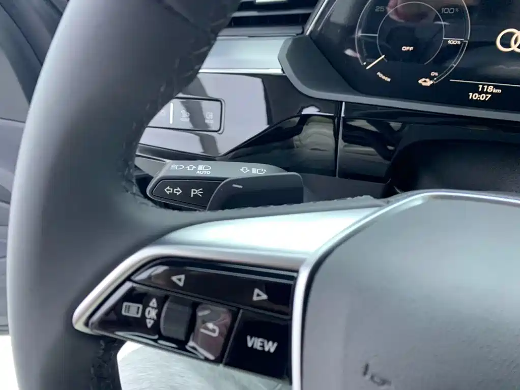 Audi e-tron — фото 19