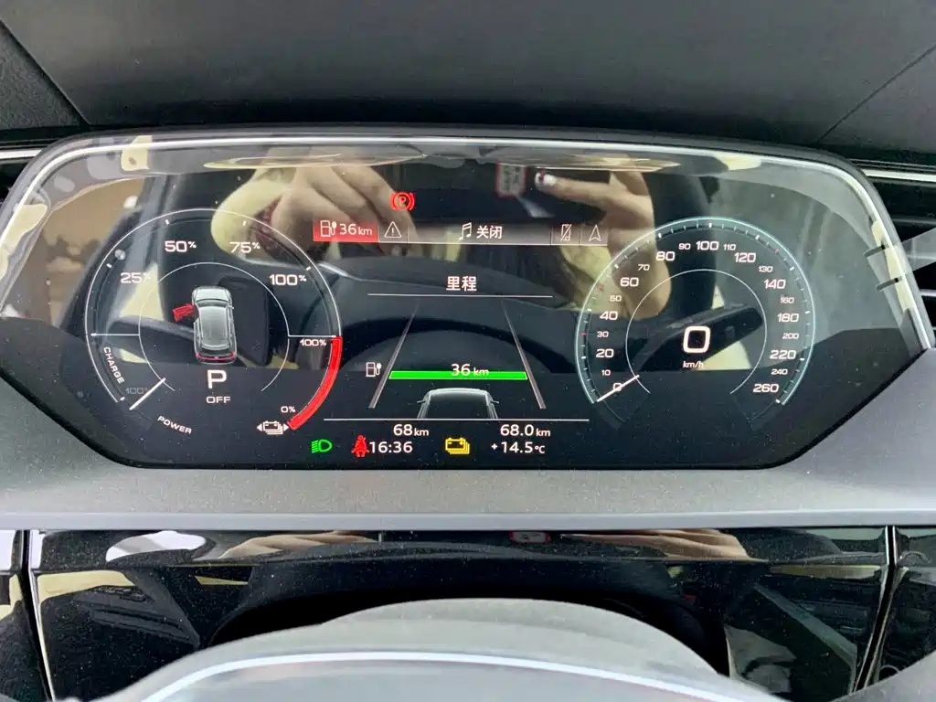 Audi e-tron — фото 21