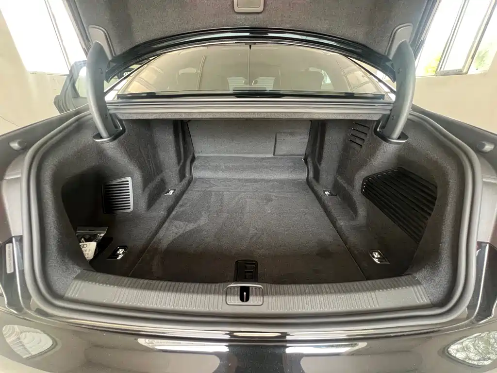 Audi A8 — фото 22
