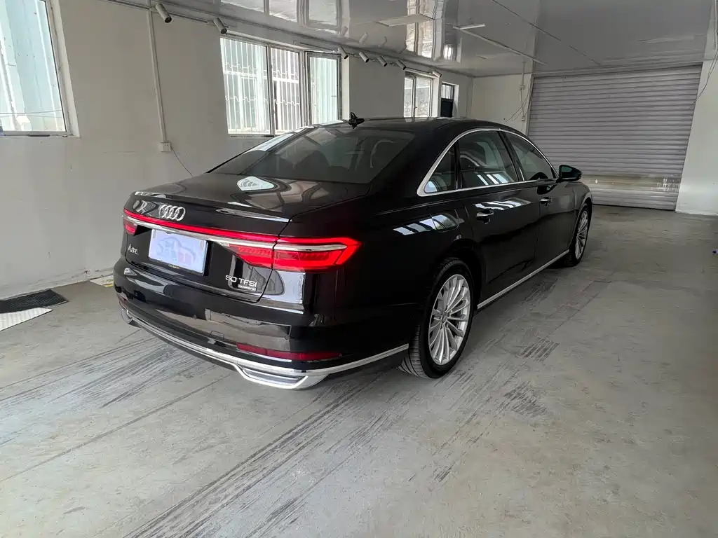 Audi A8 — фото 31