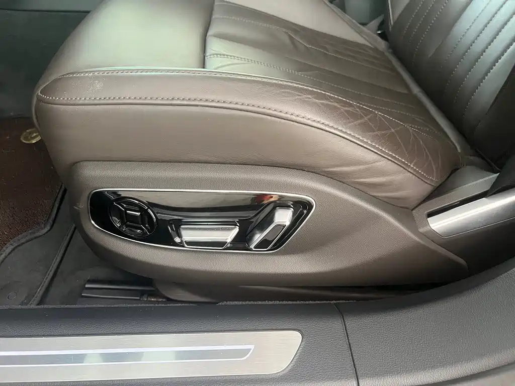 Audi A8 — фото 10