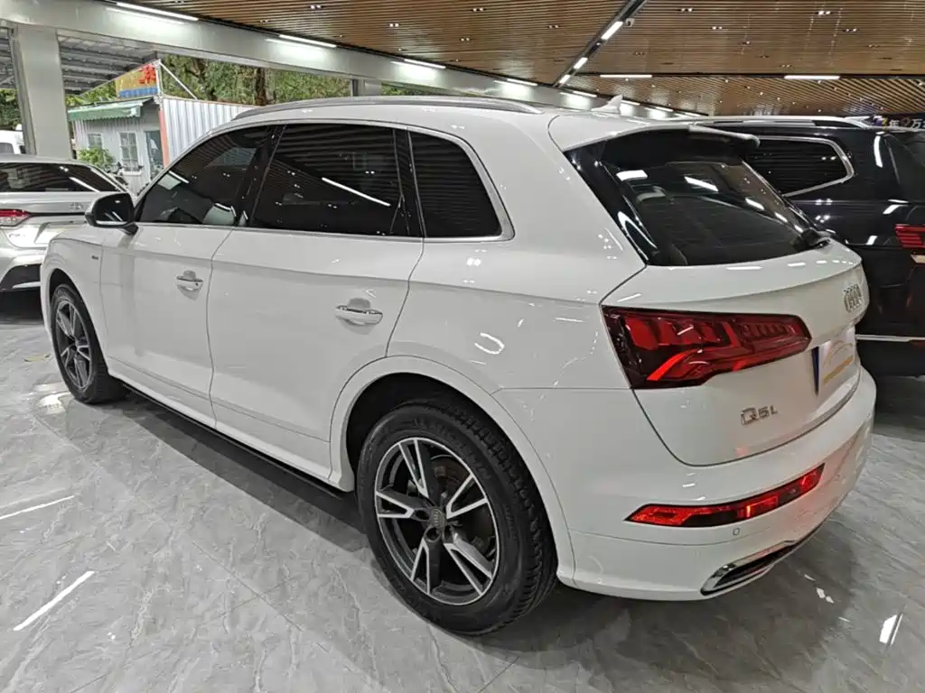 Audi Q5L — фото 5