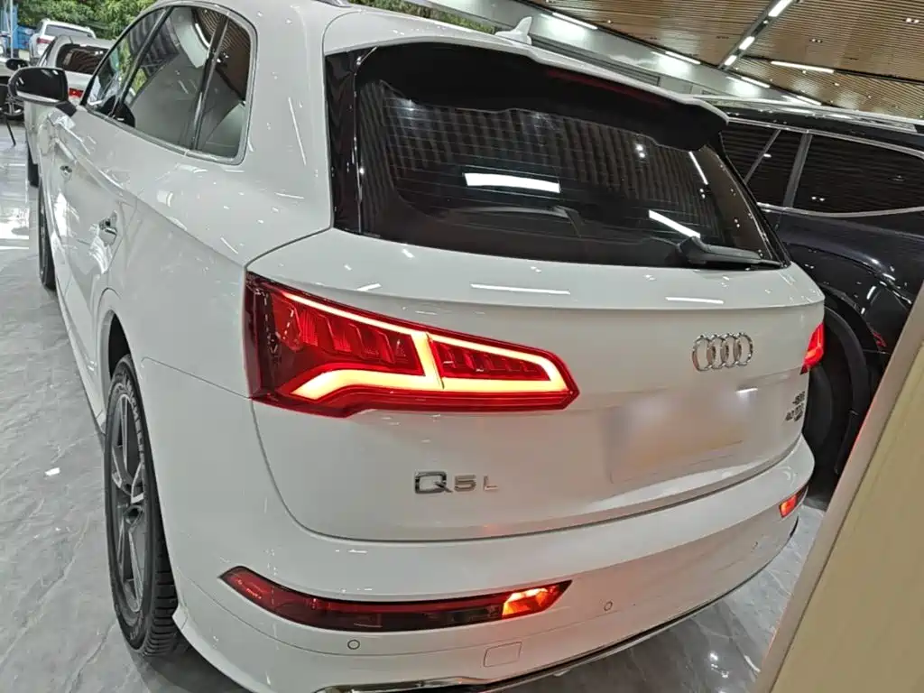 Audi Q5L — фото 6
