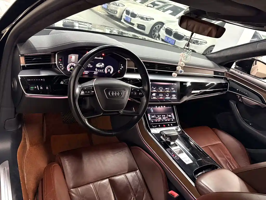 Audi A8 — фото 9
