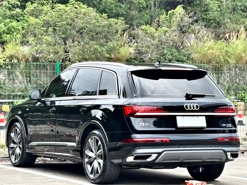 Audi Q7 — фото 24
