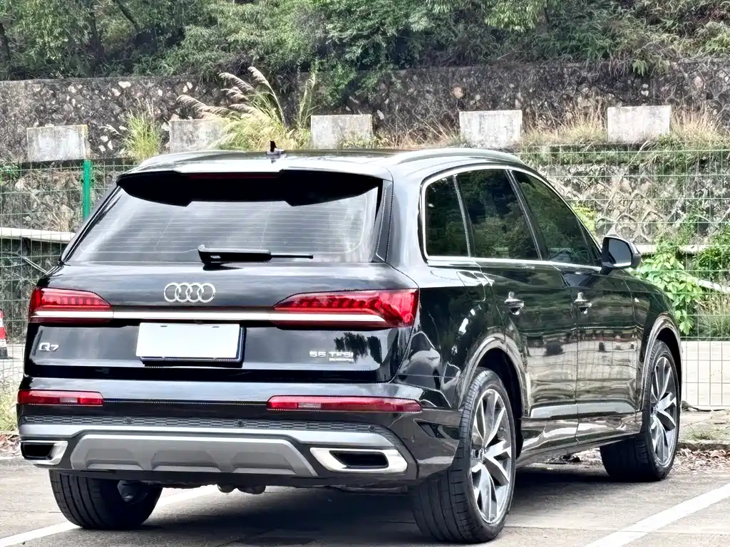 Audi Q7 — фото 25