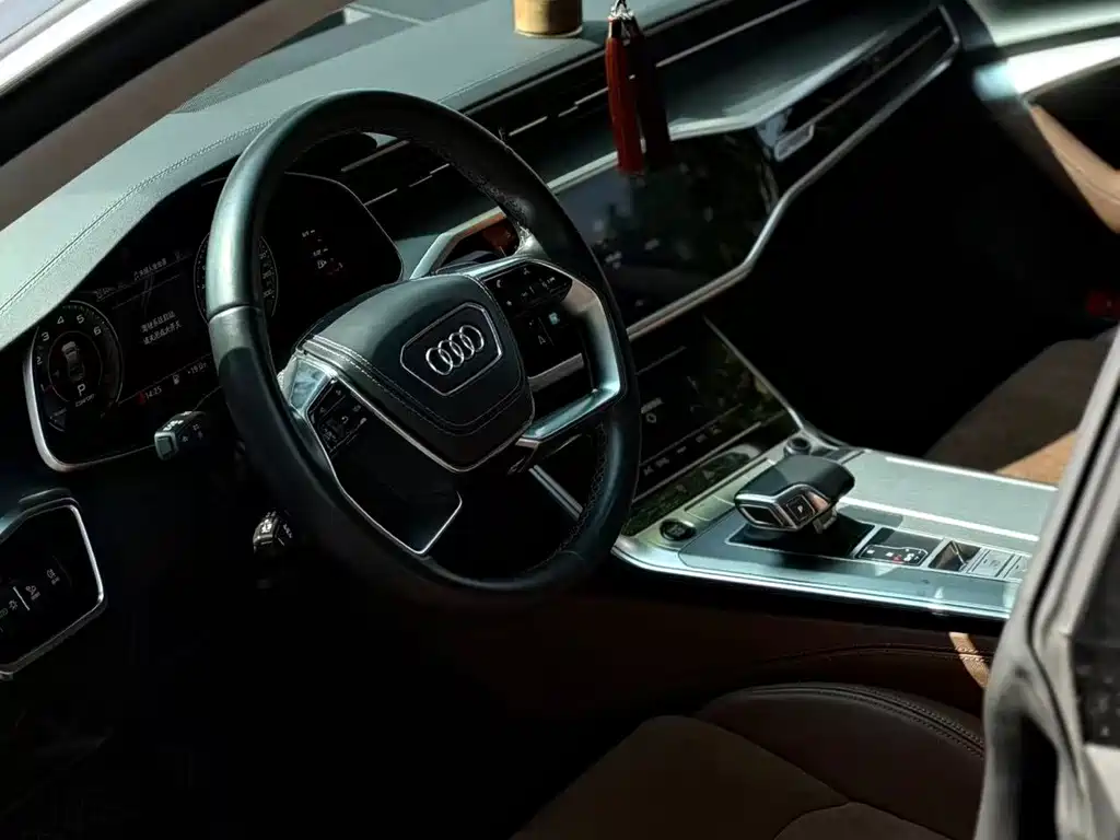 Audi A7L — фото 11