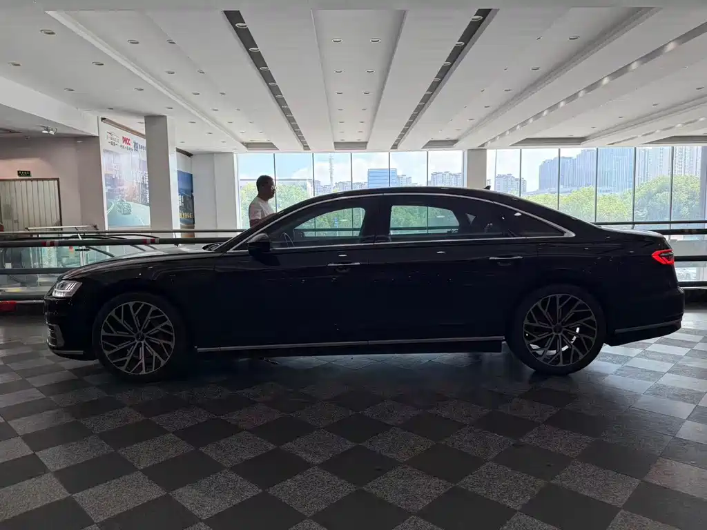 Audi A8 — фото 3