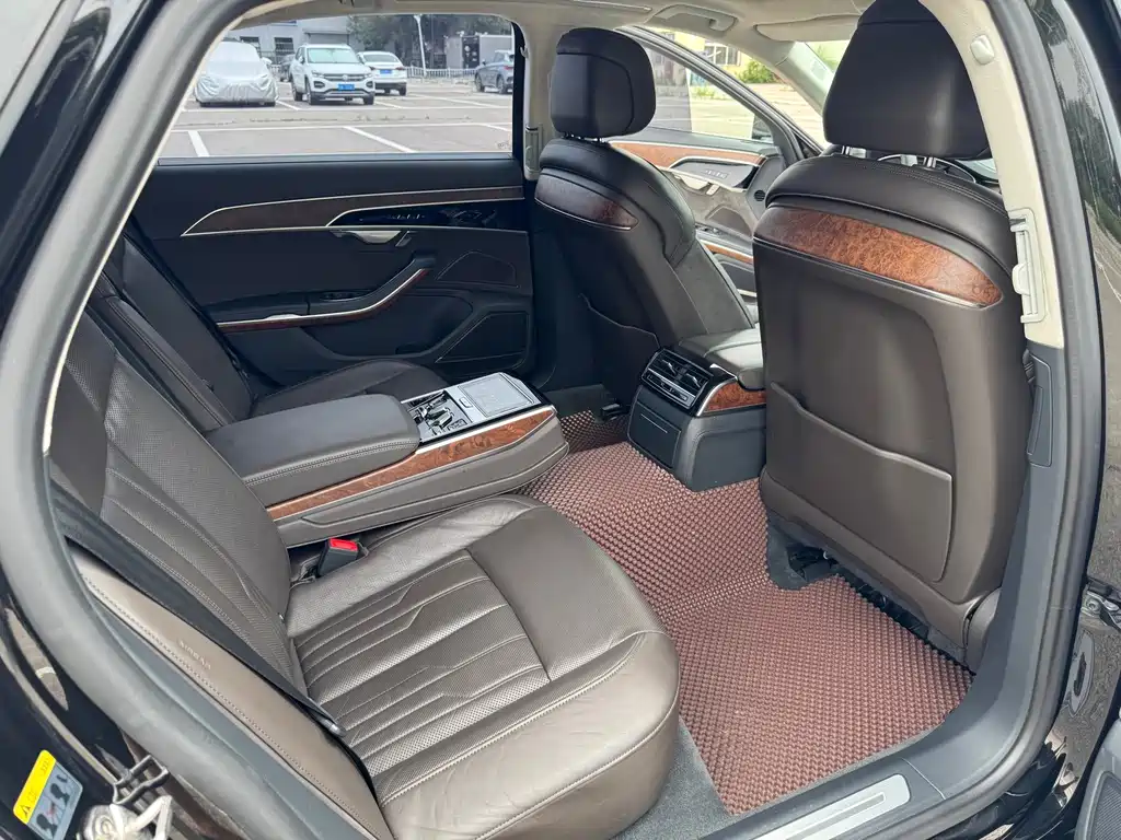 Audi A8 — фото 19