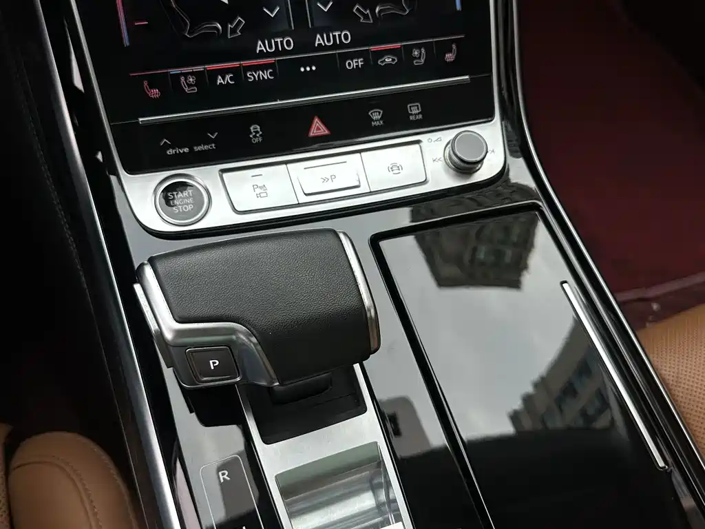 Audi A8 — фото 13