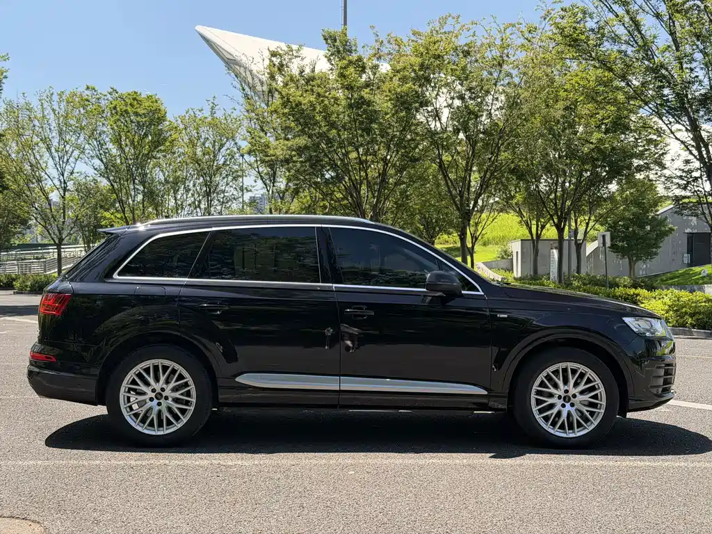 Audi Q7 — фото 11