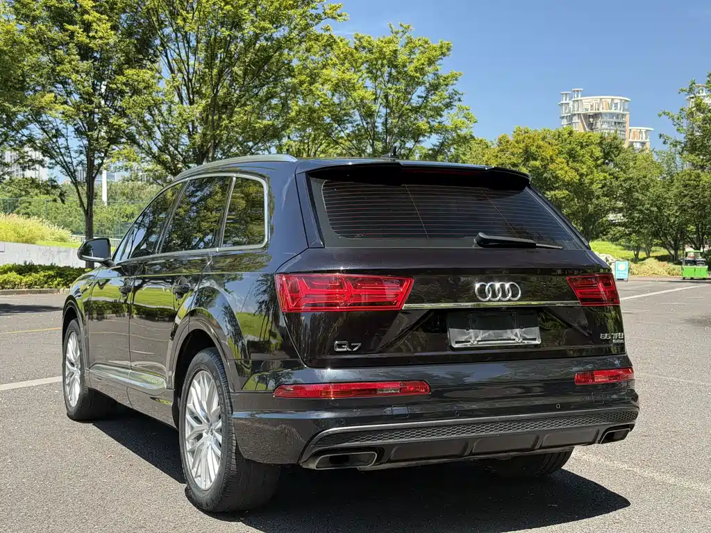 Audi Q7 — фото 14