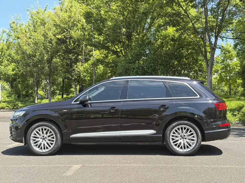 Audi Q7 — фото 10