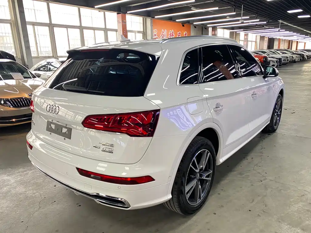 Audi Q5L — фото 5