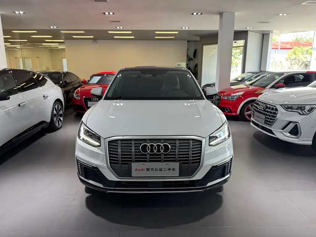 Audi Q2L e-tron — фото 2