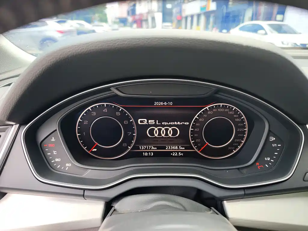 Audi Q5L — фото 11