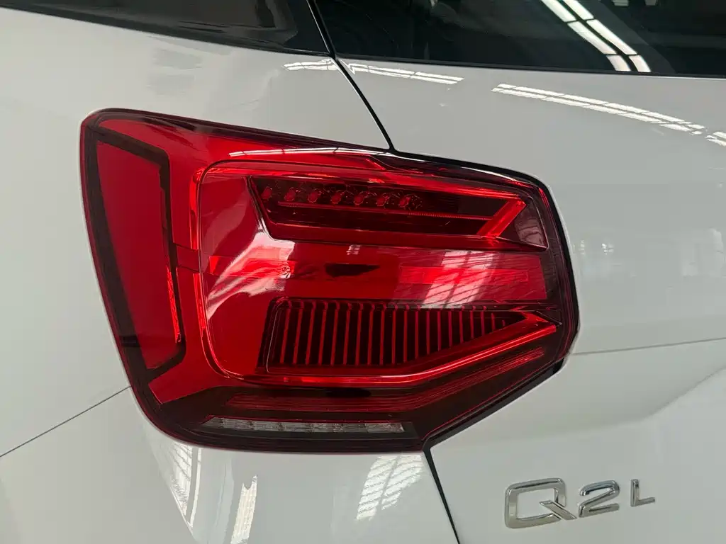 Audi Q2L — фото 11