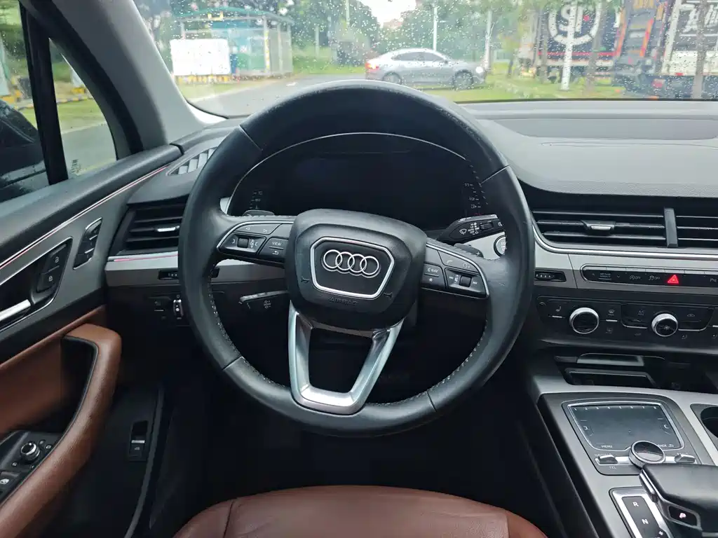 Audi Q7 — фото 17