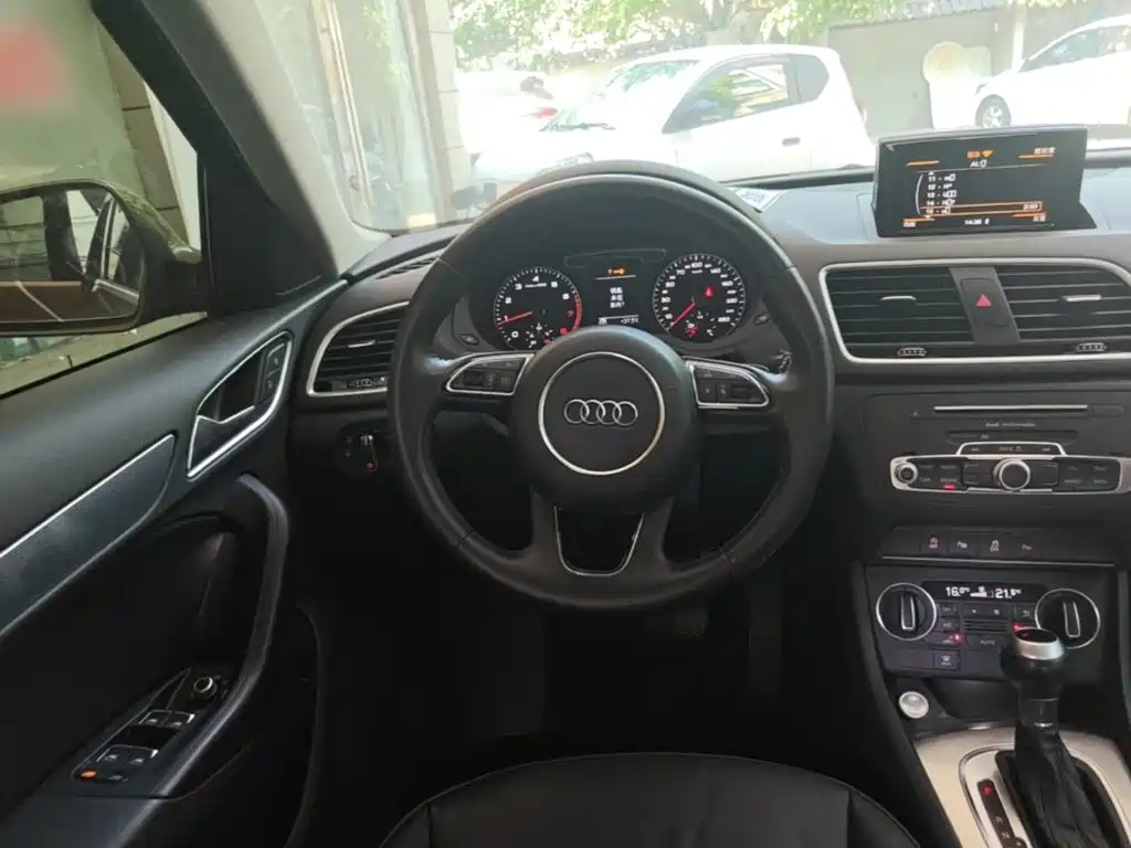 Audi Q3 — фото 11