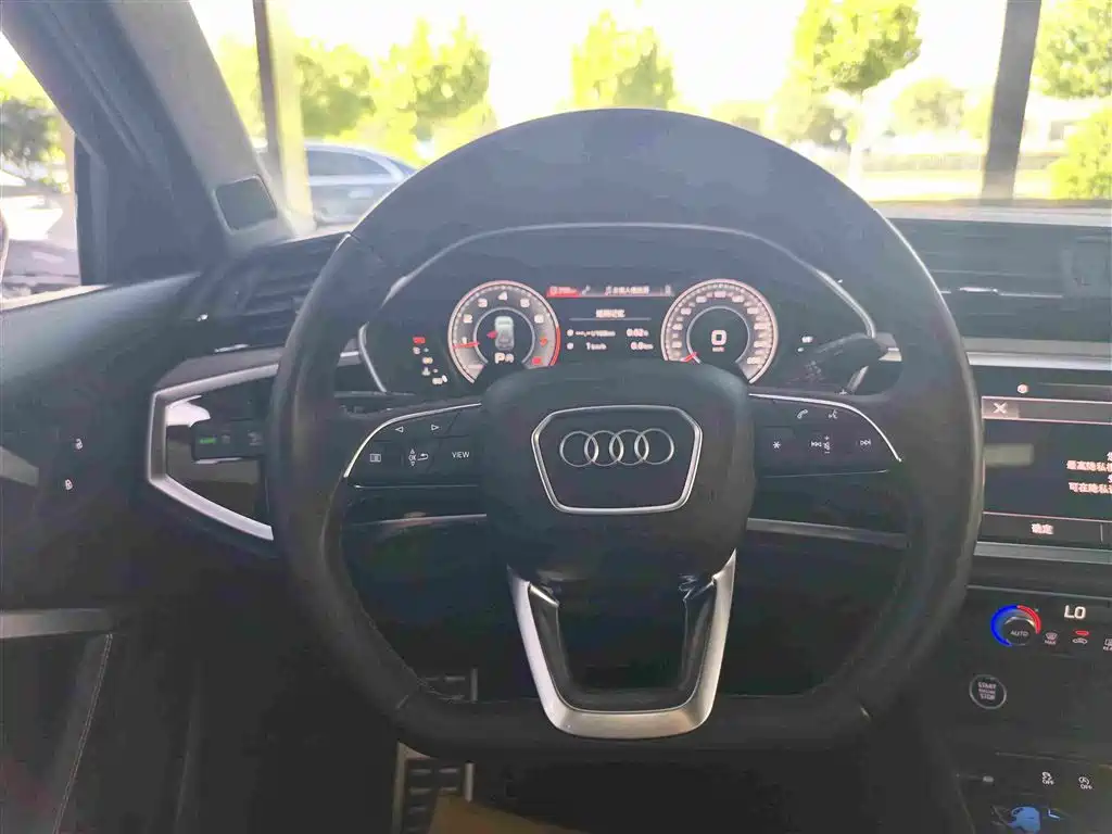Audi Q3 — фото 11
