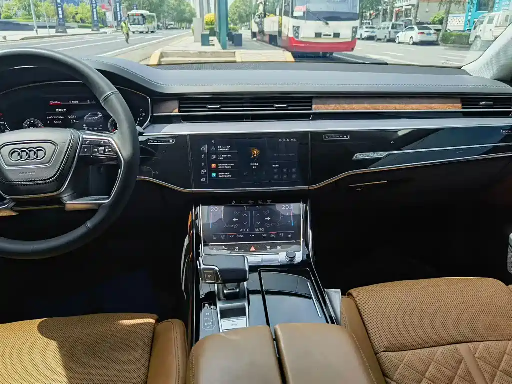 Audi A8 — фото 7