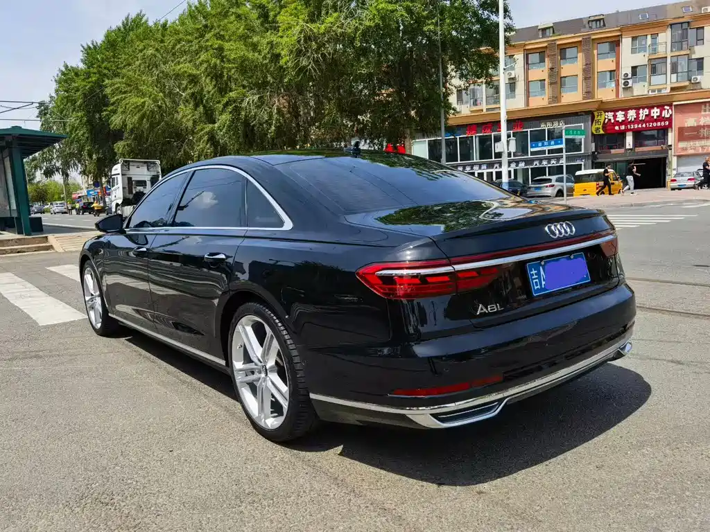 Audi A8 — фото 8