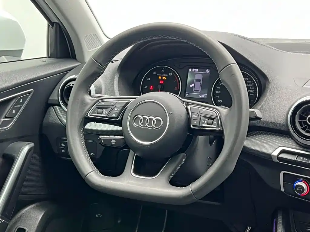 Audi Q2L — фото 20