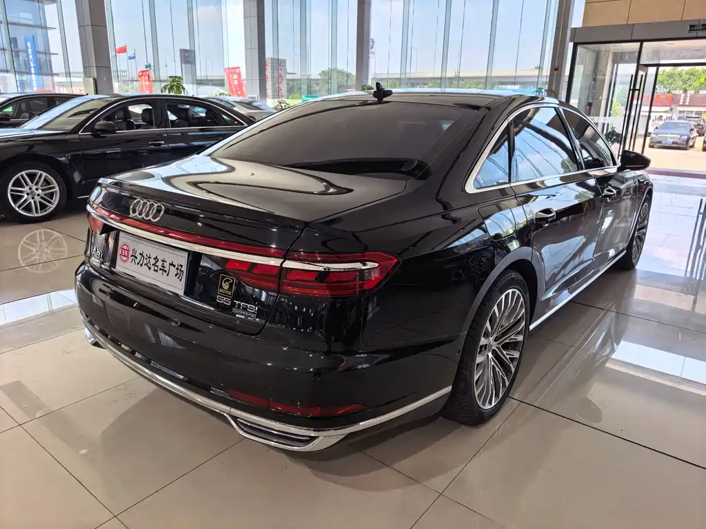 Audi A8 — фото 3
