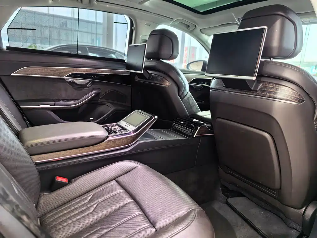 Audi A8 — фото 9