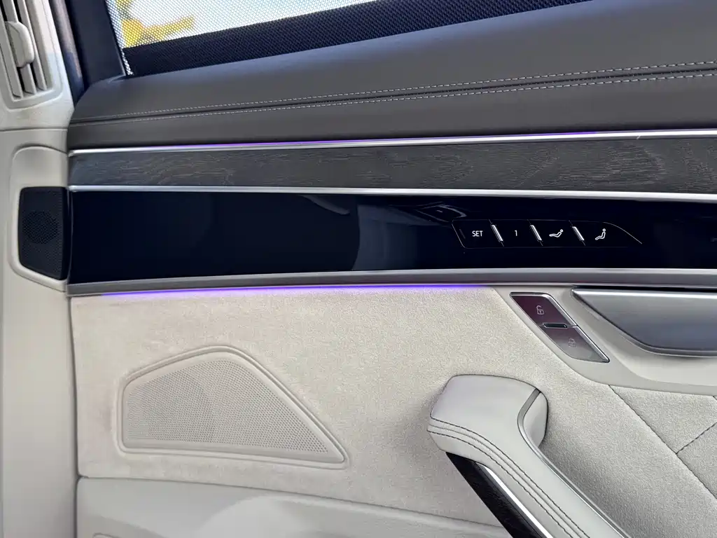 Audi A8 — фото 15