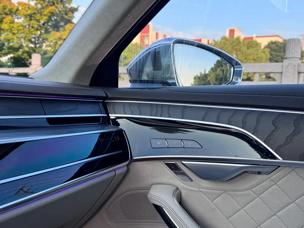 Audi A8 — фото 18