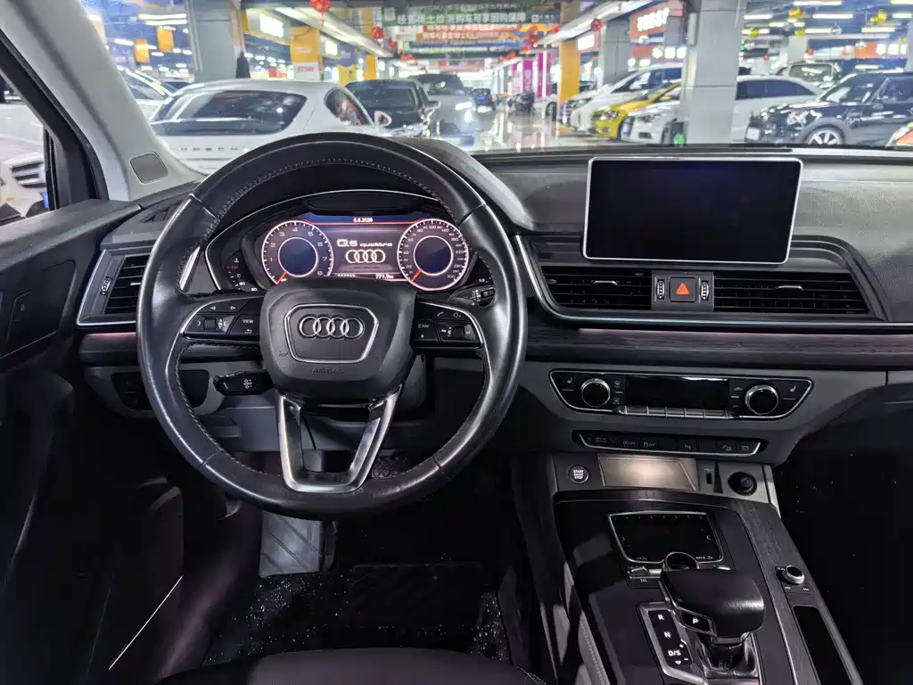 Audi Q5L — фото 6