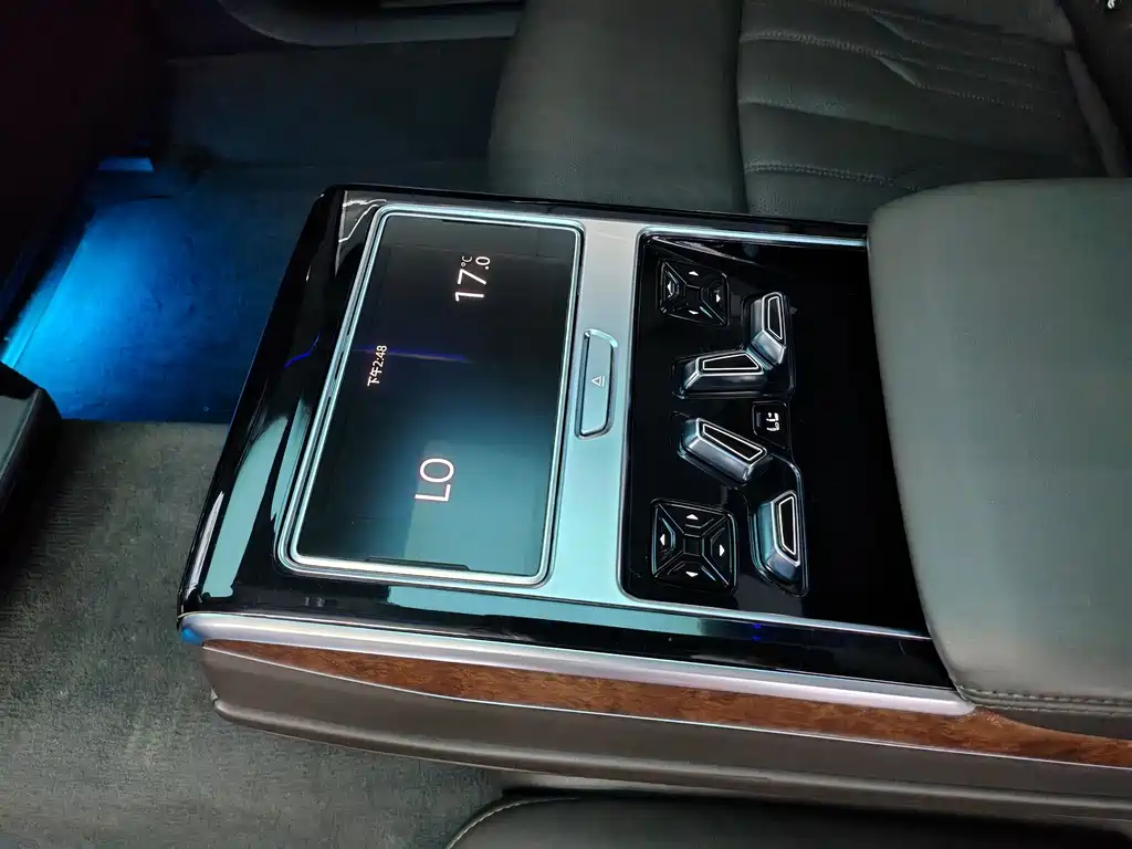 Audi A8 — фото 8