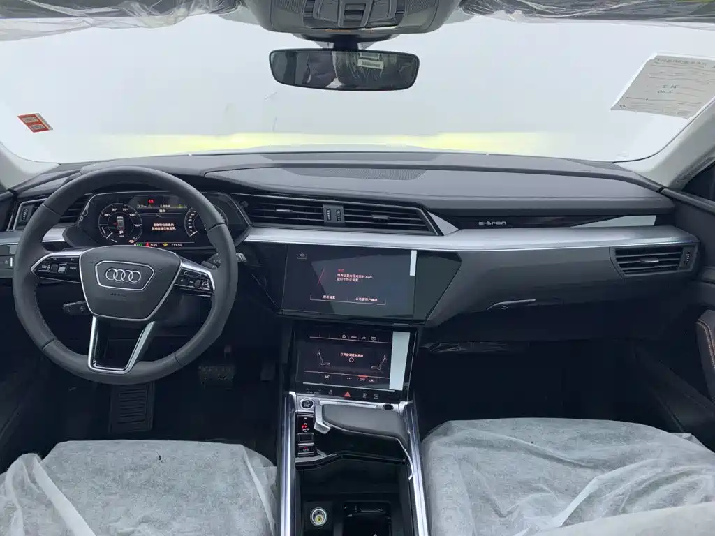 Audi e-tron — фото 17