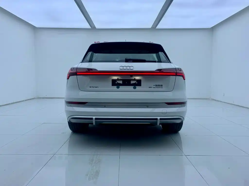 Audi e-tron — фото 5