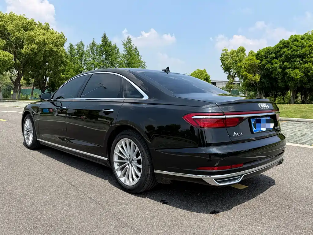 Audi A8 — фото 3
